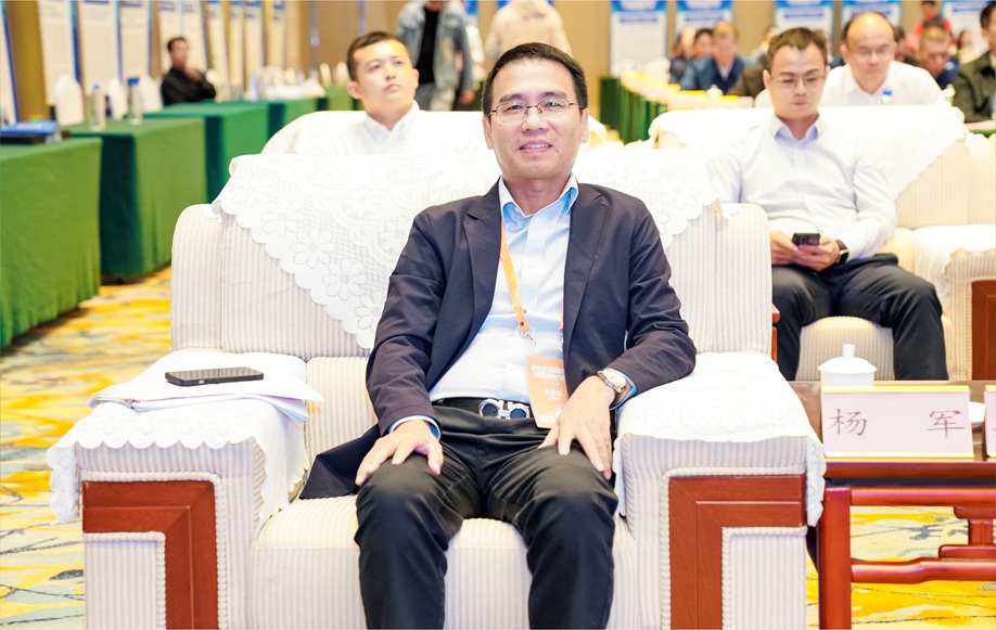 杨军担任玉林中小企业数智化创新应用大赛决赛评委组长 (8).jpg 杨军担任玉林中小企业数智化创新应用大赛决赛评委组长 (8).jpg